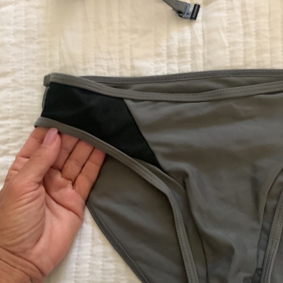 Black and gray bikini - Picture 4 of 5